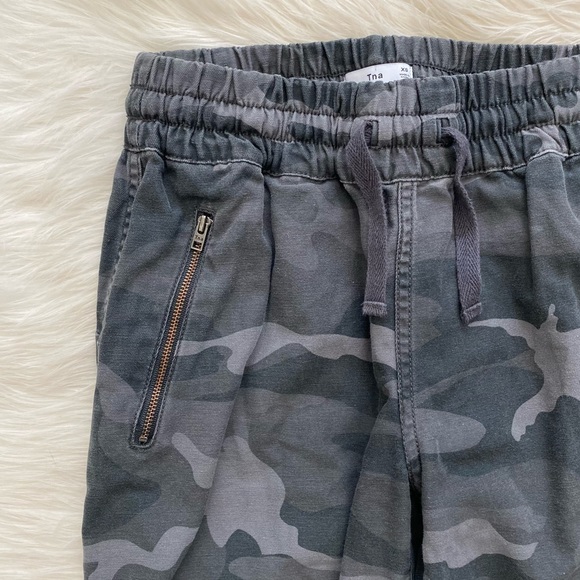 Aritzia TNA Gray Camo Jogger Pants - Picture 5 of 13